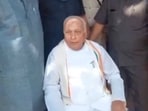 Kerala governor Arif Mohammed Khan on Saturday sat on a dharna at a wayside shop demanding the arrest of SFI activists. 