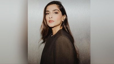With the help of makeup artist Ridhi Matreja Kumar, Sonam got decked up in nude eyeshadow, mascara-coated lashes, winged eyeliner, darkened brows, blushed cheeks, dewy base and a shade of orange tinted lipbalm. (Instagram/@sonamkapoor) With the help of makeup artist Ridhi Matreja Kumar, Sonam got decked up in nude eyeshadow, mascara-coated lashes, winged eyeliner, darkened brows, blushed cheeks, dewy base and a shade of orange tinted lipbalm. (Instagram/@sonamkapoor)