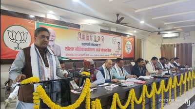 BJP national general secretary Sunil Bansal addressing a social media workshop and action plan meeting in Varanasi on Jan 27. (HT photo)