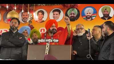 Former PPCC president Navjot Singh Sidhu addressing rally in Moga. (HT file) Former PPCC president Navjot Singh Sidhu addressing rally in Moga. (HT file)