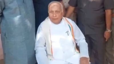 Kerala governor Arif Mohammed Khan on Saturday sat on a dharna at a wayside shop demanding the arrest of SFI activists. (ANI) Kerala governor Arif Mohammed Khan on Saturday sat on a dharna at a wayside shop demanding the arrest of SFI activists. (ANI)