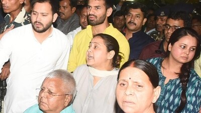RJD chief Lalu Prasad Yadav and  his wife  Rabri Devi with their family. (HT FILE PHOTO.)