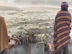 Tamil Nadu: People in Ooty huddled around bonfires to keep themselves warm as the temperature dropped to 1.3°C on Sunday. Tamil Nadu: People in Ooty huddled around bonfires to keep themselves warm as the temperature dropped to 1.3°C on Sunday.