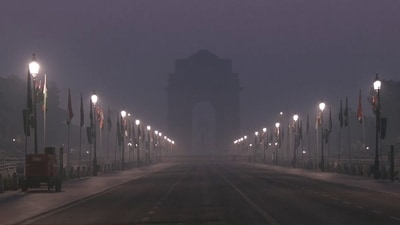 Fog engulfs India Gate on a cold winter morning in New Delhi. (ANI Photo) (ANI) Fog engulfs India Gate on a cold winter morning in New Delhi. (ANI Photo) (ANI)
