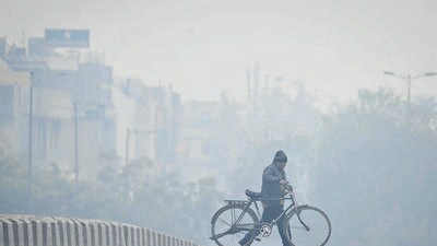 New Delhi, India - Jan. 28, 2024: Commuters seen out on a cold and foggy day at JLN Stadium in New Delhi, India, on Sunday, January 28, 2024. (Photo by Sanchit Khanna/ Hindustan Times) (Hindustan Times) New Delhi, India - Jan. 28, 2024: Commuters seen out on a cold and foggy day at JLN Stadium in New Delhi, India, on Sunday, January 28, 2024. (Photo by Sanchit Khanna/ Hindustan Times) (Hindustan Times)