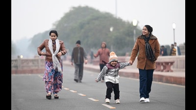 People enjoying the weather at Marine Drive in Lucknow on Sunday. (Deepak Gupta/HT Photo) People enjoying the weather at Marine Drive in Lucknow on Sunday. (Deepak Gupta/HT Photo)