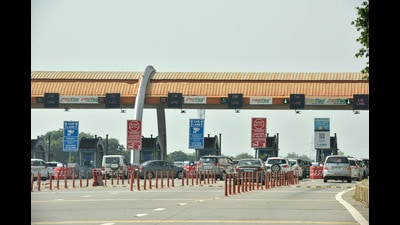The Yeida may increase 2 to 5 per cent hike in the toll rates depending upon the vehicle size. (HT Archive) The Yeida may increase 2 to 5 per cent hike in the toll rates depending upon the vehicle size. (HT Archive)
