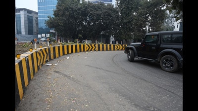 There are at least over 40 such U-turns on all arterial roads of Noida that stick out from the high concrete central verge. (Sunil Ghosh/HT Photo)