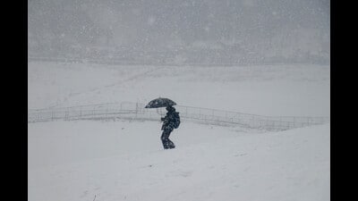 Tourists enjoy during snowfall at Gulmarg in Baramulla district on Sunday. (HT Photo) Tourists enjoy during snowfall at Gulmarg in Baramulla district on Sunday. (HT Photo)