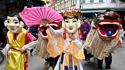 Performers and lion dancers take part in a procession for the upcoming Lunar New Year in Hanoi on January 28, 2024. (Photo by Nhac NGUYEN / AFP) (AFP) Performers and lion dancers take part in a procession for the upcoming Lunar New Year in Hanoi on January 28, 2024. (Photo by Nhac NGUYEN / AFP) (AFP)