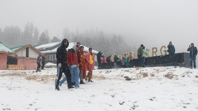 Snowfall in the higher reaches and cloudy skies in the plains pushed the minimum temperatures above the freezing point in most parts of Kashmir on Sunday. (HT Photo) Snowfall in the higher reaches and cloudy skies in the plains pushed the minimum temperatures above the freezing point in most parts of Kashmir on Sunday. (HT Photo)