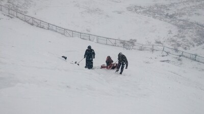 Tourists are enjoying as sledge pullers and horsemen are busy giving them rides in the fresh snow spell in Gulmarg on Sunday. (HT Photo) Tourists are enjoying as sledge pullers and horsemen are busy giving them rides in the fresh snow spell in Gulmarg on Sunday. (HT Photo)