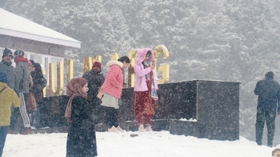 Tourists at the ‘I Love Gulmarg’ are clicking pictures amid fresh snowfall in the area. (HT Photo) Tourists at the ‘I Love Gulmarg’ are clicking pictures amid fresh snowfall in the area. (HT Photo)