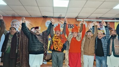The leaders joined BJP at the party's headquarters in Jammu with Ravinder Raina, the Jammu and Kashmir unit chief of the party. (X/BJP Jammu & Kashmir) The leaders joined BJP at the party's headquarters in Jammu with Ravinder Raina, the Jammu and Kashmir unit chief of the party. (X/BJP Jammu & Kashmir)