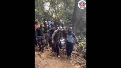 The image shows the members of Mumbai Police's Quick Response Team carrying the woman downhill in the makeshift stretcher. (Instagram/@mumbaipolice) The image shows the members of Mumbai Police's Quick Response Team carrying the woman downhill in the makeshift stretcher. (Instagram/@mumbaipolice)