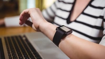 If you struggle with falling or staying asleep, you should try eliminating screen two hours before bedtime (Freepik) If you struggle with falling or staying asleep, you should try eliminating screen two hours before bedtime (Freepik)