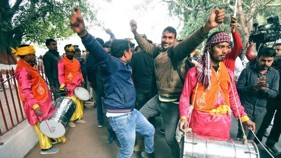 Supporters of the National Democratic Alliance (NDA) celebrated outside Raj Bhavan after the announcement of Bihar's Acting CM Nitish Kumar forming the state government with the NDA alliance in Patna on Sunday.(ANI)