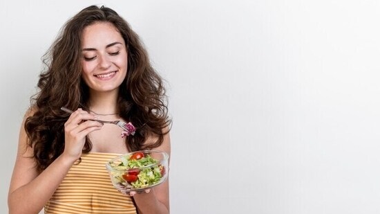 Embracing a variety of seasonal foods can provide the nutrients and balance needed for a smooth transition. (Freepik)