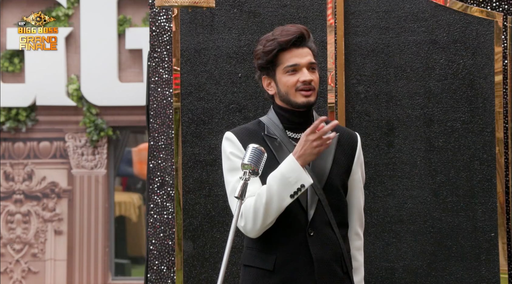 Munawar and Samarth lock horns. Munawar and Samarth lock horns.