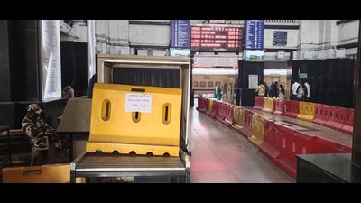 A spot visit found a notice placed on the machine, with a security staff sitting next to it, stating “the luggage scanning machine is non-functional due to technical reasons”. (HT PHOTO)
