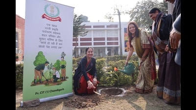 Chief guest Amrapalli Das, principal chief commissioner of income tax, north western region, Chandigarh, inaugurating the event by planting the first sapling. (HT Photo) Chief guest Amrapalli Das, principal chief commissioner of income tax, north western region, Chandigarh, inaugurating the event by planting the first sapling. (HT Photo)