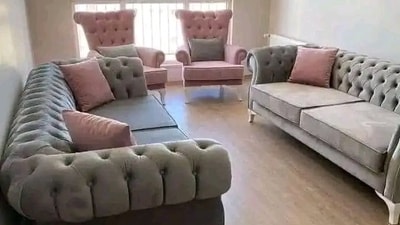 3. Classic Chesterfield Sofas:&nbsp;A Chesterfield sofa with timeless appeal makes a statement. This vintage arrangement has enduring charm, with rich leather upholstery, deep button tufting and rolled arms. Cognac or deep brown are warm, inviting earthy tones.&nbsp; (Photo by Twitter/HardnerOtto)
