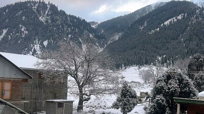 A glimpse of the snow-clad upper reaches of the Himalayas in J&K's Bandipora on January 27. (ANI Photo)