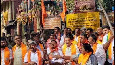 On Monday, the protesters marched from Keragodu to the Deputy Commissioner’s office in the district headquarters of Mandya holding saffron flags. (HT Photo) On Monday, the protesters marched from Keragodu to the Deputy Commissioner’s office in the district headquarters of Mandya holding saffron flags. (HT Photo)