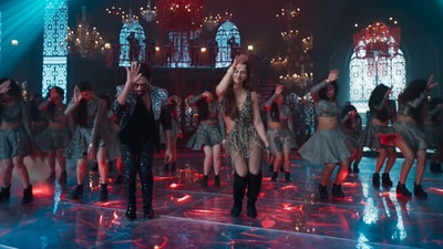 Shahid Kapoor and Kriti Sanon in a still from Teri Baaton Mein Aisa Uljha Jiya title song. Shahid Kapoor and Kriti Sanon in a still from Teri Baaton Mein Aisa Uljha Jiya title song.