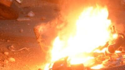 The family members inside the car immediately got down along with their belongings to escape the fire. (REPRESENTATIVE PHOTO) The family members inside the car immediately got down along with their belongings to escape the fire. (REPRESENTATIVE PHOTO)