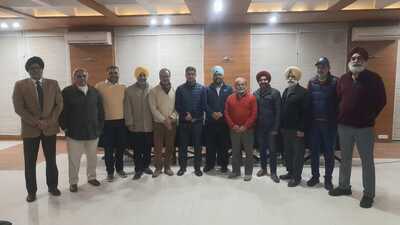 The newly elected executive committee members with Chandigarh Golf Club president Ravibir Singh Grewal (in blue turban). (HT Photo)