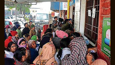 The rush outside the pharmacy at the civil hospital in Ludhiana. (HT) The rush outside the pharmacy at the civil hospital in Ludhiana. (HT)