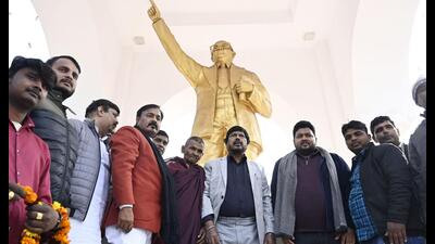 Union minister Ramdas Athawale pays floral tribute at Ambedkar statue in Lucknow on Monday. (Deepak Gupta/HT Photo) Union minister Ramdas Athawale pays floral tribute at Ambedkar statue in Lucknow on Monday. (Deepak Gupta/HT Photo)
