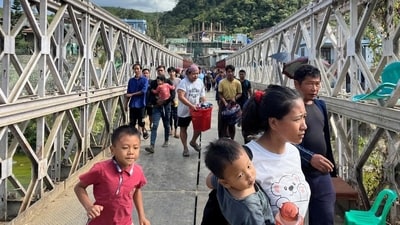 People who fled Myanmar carry their belongings across a bridge that connects Myanmar and India at the border village of Zokhawthar, Champhai district, in India’s northeastern state of Mizoram (REUTERS PHOTO) People who fled Myanmar carry their belongings across a bridge that connects Myanmar and India at the border village of Zokhawthar, Champhai district, in India’s northeastern state of Mizoram (REUTERS PHOTO)