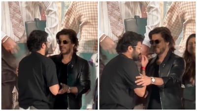 Shah Rukh Khan with his emotional fan at the event. Shah Rukh Khan with his emotional fan at the event.