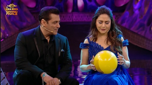 Salman Khan and Madhuri Dixit recreate Hum Aapke Hain Koun scene. Salman Khan and Madhuri Dixit recreate Hum Aapke Hain Koun scene.