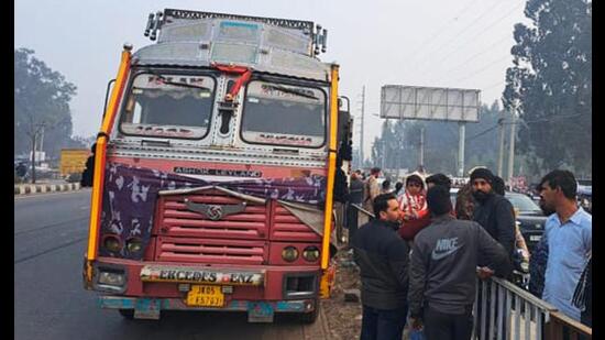 The truck which mowed down an eight-year-old girl on Jalandhar Bypass in Ludhiana on Monday. (HT Photo)
