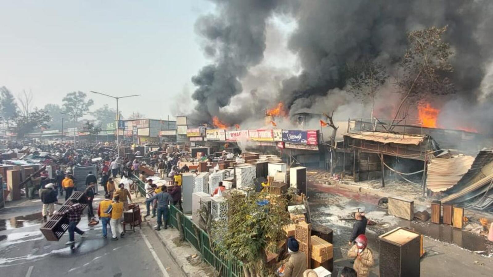 5 shops destroyed in Chandigarh furniture market fire - Vimarsana News