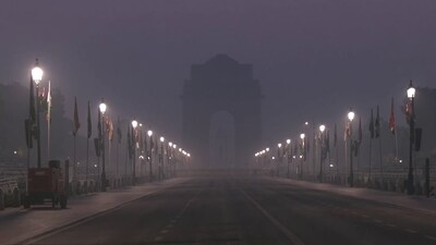 Fog engulfs India Gate on a cold winter morning in New Delhi. (ANI Photo) Fog engulfs India Gate on a cold winter morning in New Delhi. (ANI Photo)