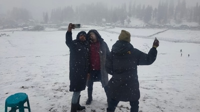 Hundreds of tourists have been enjoying the snowfall at Gulmarg and Sonamarg resorts. (ANI) Hundreds of tourists have been enjoying the snowfall at Gulmarg and Sonamarg resorts. (ANI)