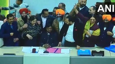Chandigarh BJP MP Kirron Kher along with party councillors congratulating newly elected mayor Manoj Sonkar at the municipal corporation on Tuesday afternoon. (ANI Photo) Chandigarh BJP MP Kirron Kher along with party councillors congratulating newly elected mayor Manoj Sonkar at the municipal corporation on Tuesday afternoon. (ANI Photo)