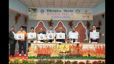 Dignitaries at the kisan mela in Lucknow. (HT Photo)
