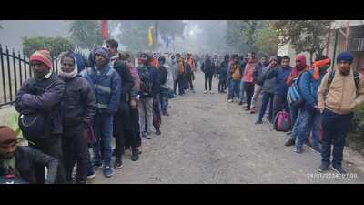 Job aspirants outside ITI Aliganj in Lucknow (HT File Photo)