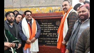 Ludhiana MC commissioner Sandeep Rishi and MLA Madan Lal Bagga inaugurating construction of road on the other side of Buddha Nullah in Ludhiana on Tuesday. (HT Photo) Ludhiana MC commissioner Sandeep Rishi and MLA Madan Lal Bagga inaugurating construction of road on the other side of Buddha Nullah in Ludhiana on Tuesday. (HT Photo)