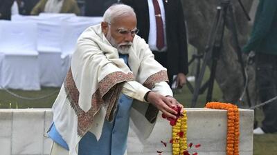 Prime Minister Narendra Modi pays floral tribute to Mahatma Gandhi at Rajghat on Martyrs’ Day. (AFP photo)
