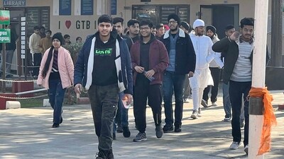 Students coming out of the examination centre after appearing in JEE exam in Ludhiana. (HT) Students coming out of the examination centre after appearing in JEE exam in Ludhiana. (HT)