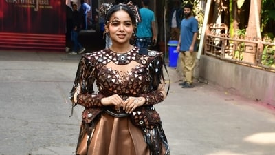 Manisha Rani was spotted ahead of her performance for Jhalak Dikhhla Jaa. She is one of the participants on the dance reality show. Her choreographer partner on the show is Ashutosh Pawar. Manisha Rani was spotted ahead of her performance for Jhalak Dikhhla Jaa. She is one of the participants on the dance reality show. Her choreographer partner on the show is Ashutosh Pawar. 