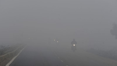 A thick layer of fog engulfs Delhi-NCR A thick layer of fog engulfs Delhi-NCR