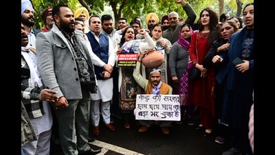 AAP and Congress councilors protesting at the Sector 17 police station in Chandigarh on Wednesday. (Ravi Kumar/HT) AAP and Congress councilors protesting at the Sector 17 police station in Chandigarh on Wednesday. (Ravi Kumar/HT)