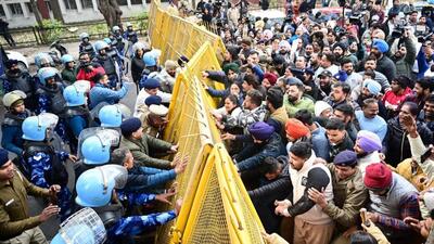 AAP and Congress workers trying to break through a barricade put up near the police station in Sector 17, Chandigarh , on Wednesday. (Ravi Kumar/HT) AAP and Congress workers trying to break through a barricade put up near the police station in Sector 17, Chandigarh , on Wednesday. (Ravi Kumar/HT)